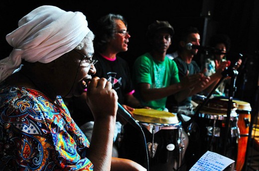 Ya Mukumbi canta seu samba de roda